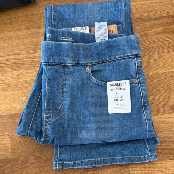 Signature by Levi Strauss Denim - NWT Signature by Levi Strauss Blue Pull-On Bootcut Jeans